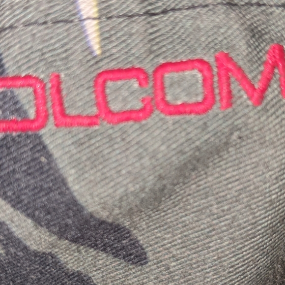VOLCOM HAT CAMO AND RED - Picture 3 of 4